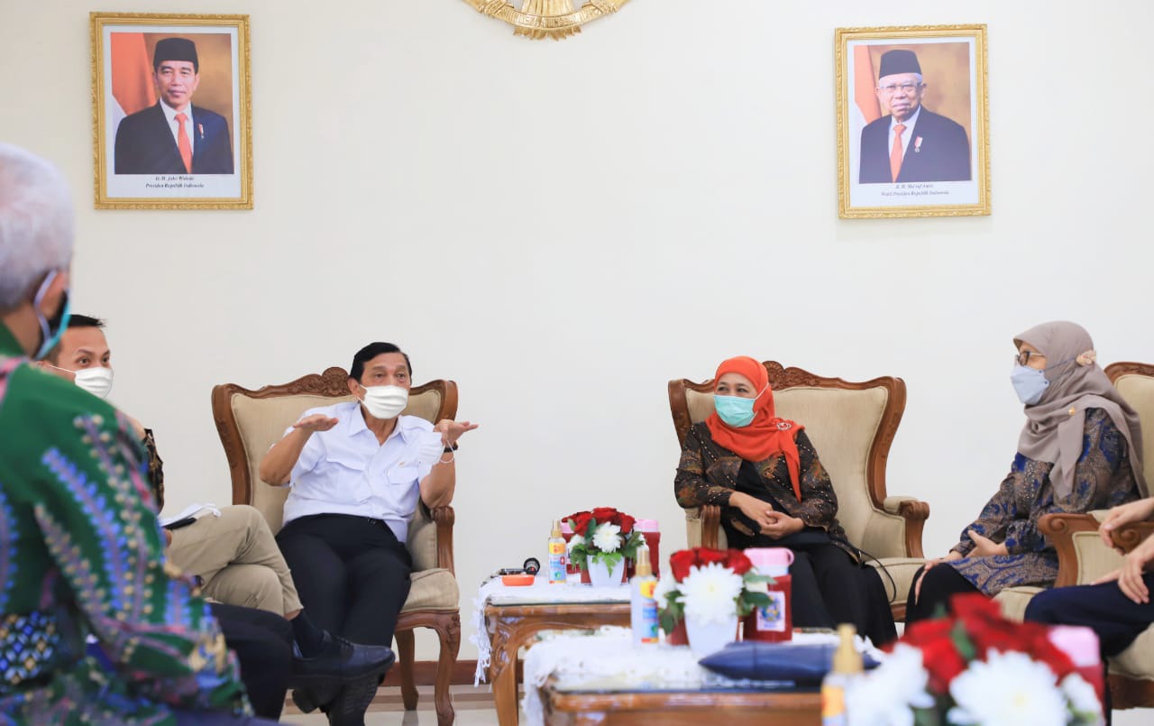 Gubernur Jawa Timur, Khofifah Indar Parawansa melakukan pembahasan perkembangan Vaksin Merah Putih bersama Menteri Koordinator Bidang Kemaritiman dan Investasi Luhut Binsar Pandjaitan, serta tim riset vaksin Covid-19 Universitas Airlangga (Unair) dan RSUD