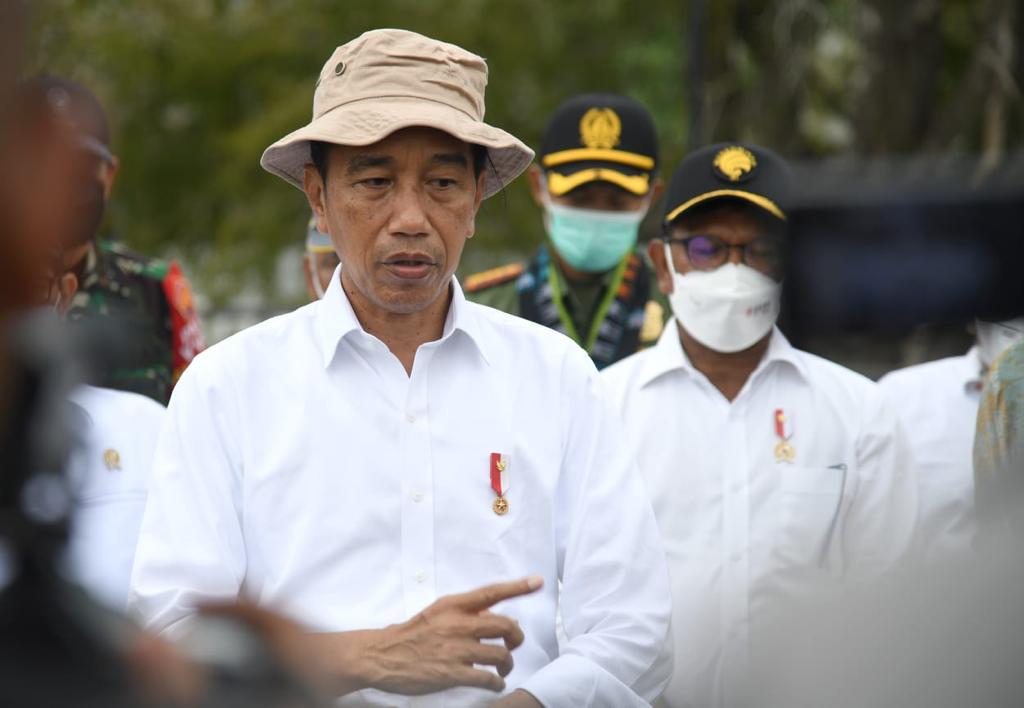 Presiden Jokowi saat menyampaikan keterangan di Pulau Rinca, Taman Nasional Komodo, Kabupaten Manggarai Barat, Provinsi Nusa Tenggara Timur, pada Kamis, 21 Juli 2022