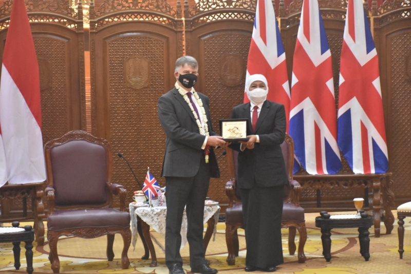 Duta Besar Inggris untuk Indonesia dan Timor Leste, Owen Jenkins, melakukan pertemuan dengan Gubernur Jawa Timur, Khofifah Indar Parawansa di Gedung Negara Grahadi Surabaya, Rabu (1/12/2021) malam.