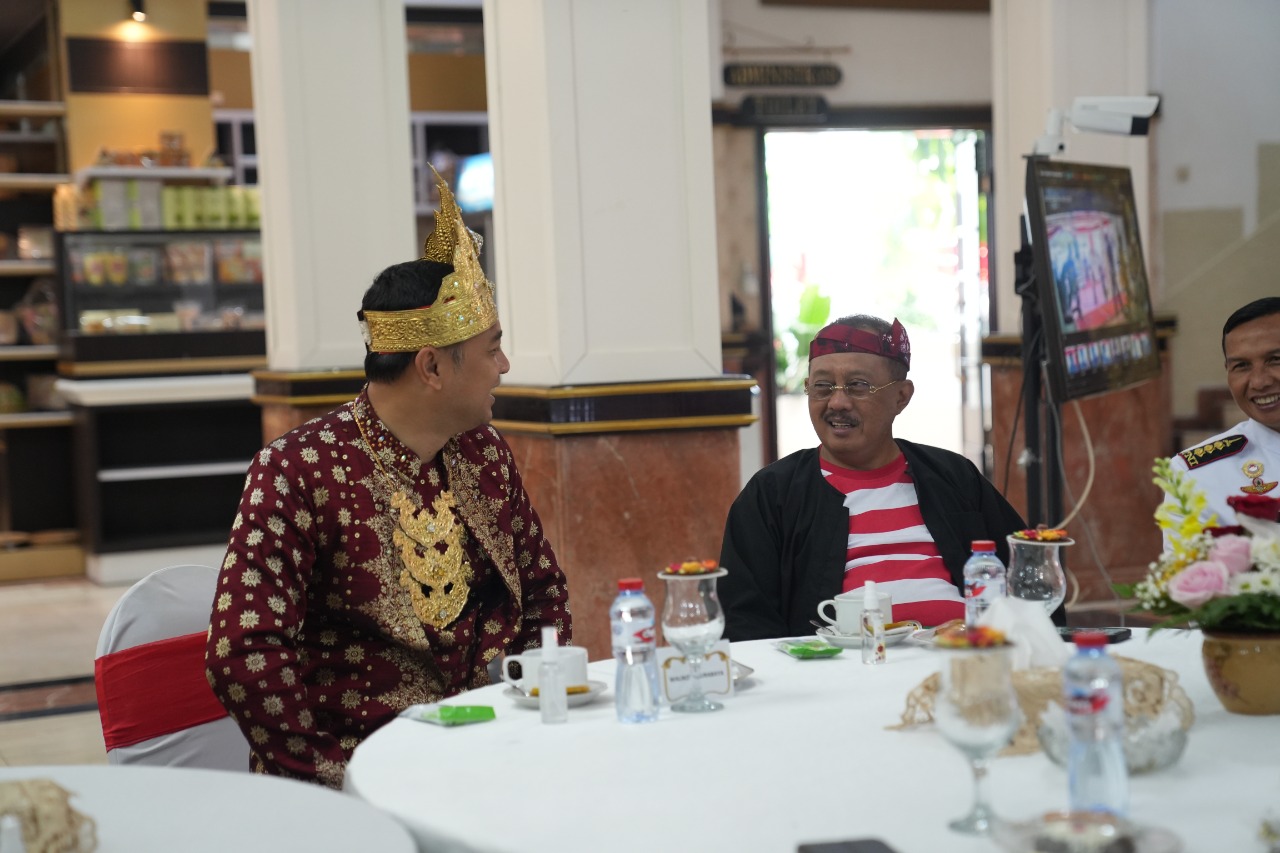 Wakil Walikota Armuji setelah mengikuti upacara di Balai Kota Surabaya 