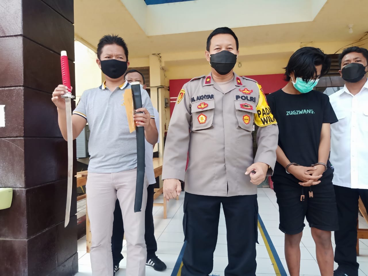 Kapolsek Tambaksari Kompol Muhammad Akhyar didampingi Kanit Reskrim Iptu Didik Ariawan memamerkan tersangka dan barang bukti