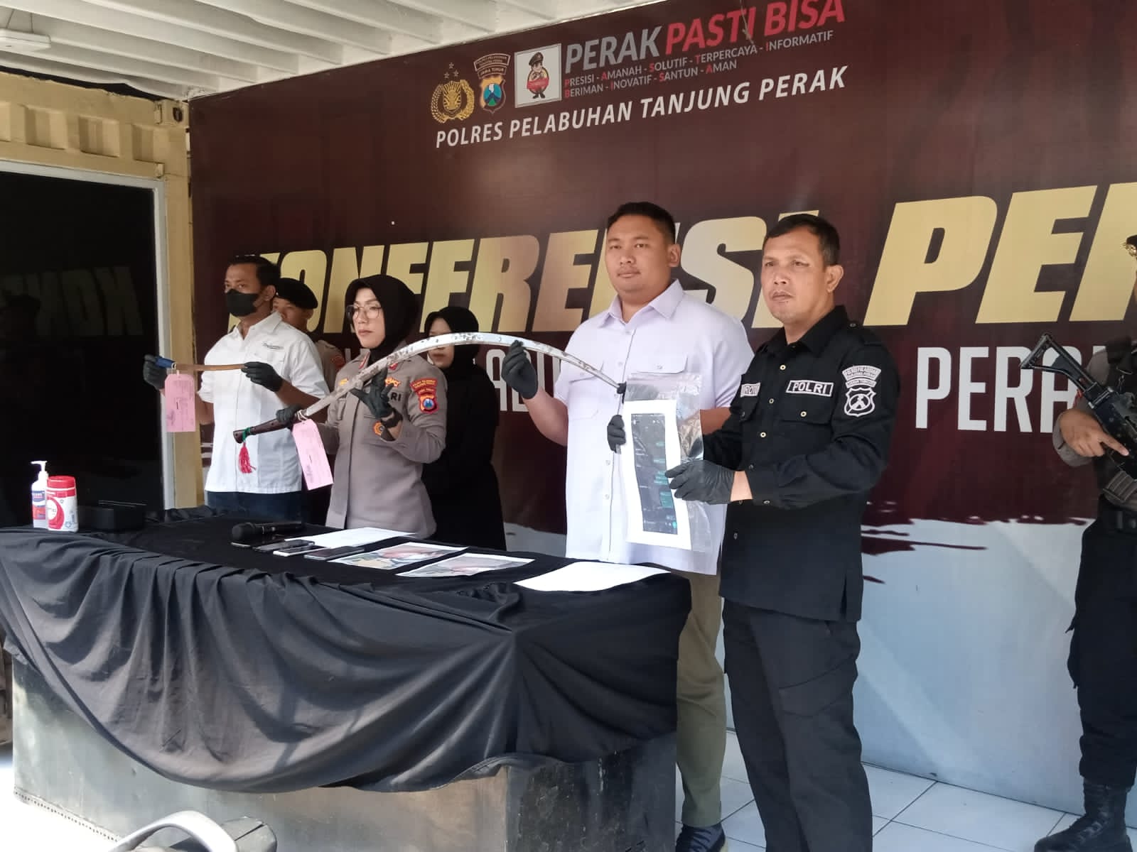 Kapolres Pelabuhan Tanjung Perak Kombespol Herlina didampingi Kasatreskrim AKP Arief Rizky Wicaksana memberikan keterangan pers