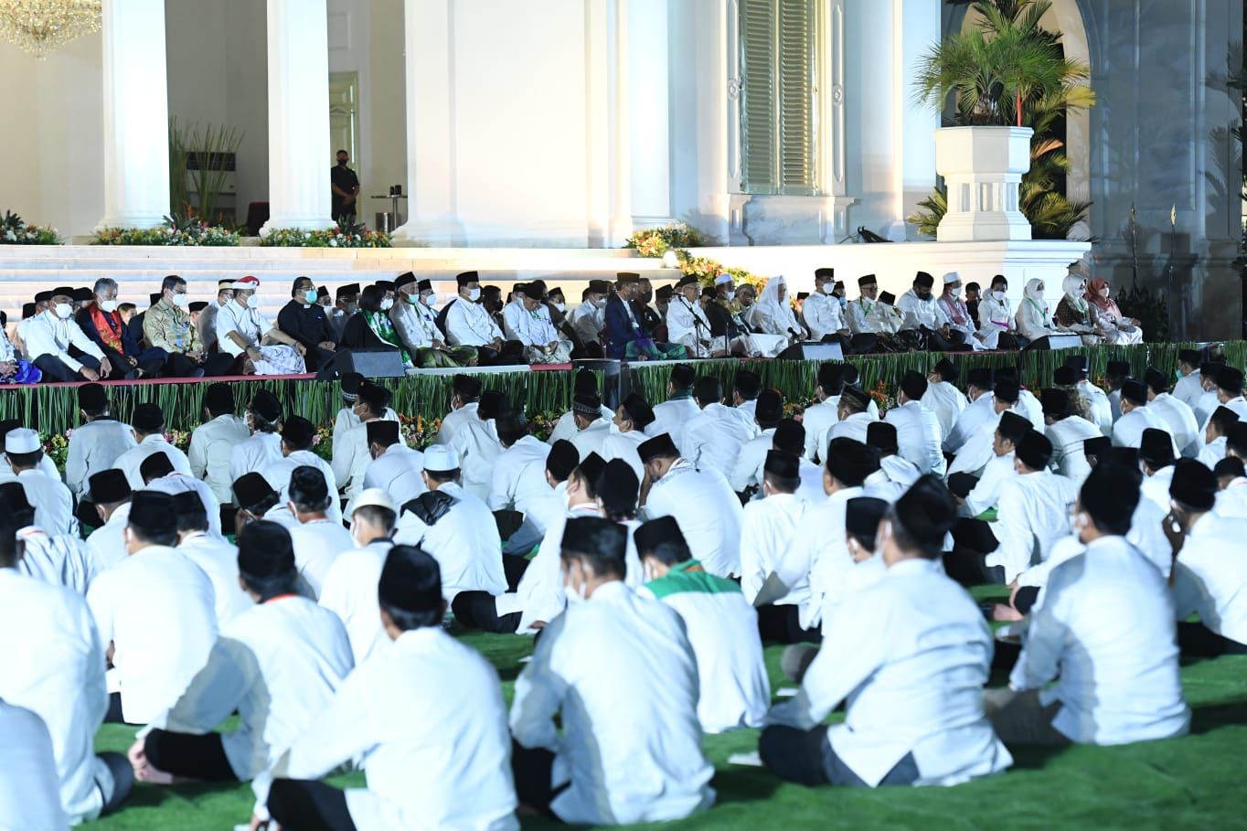 Presiden Joko Widodo pada acara Zikir dan Doa Kebangsaan 77 Tahun Indonesia Merdeka di halaman Istana Merdeka, Jakarta, pada Senin, 1 Agustus 2022.