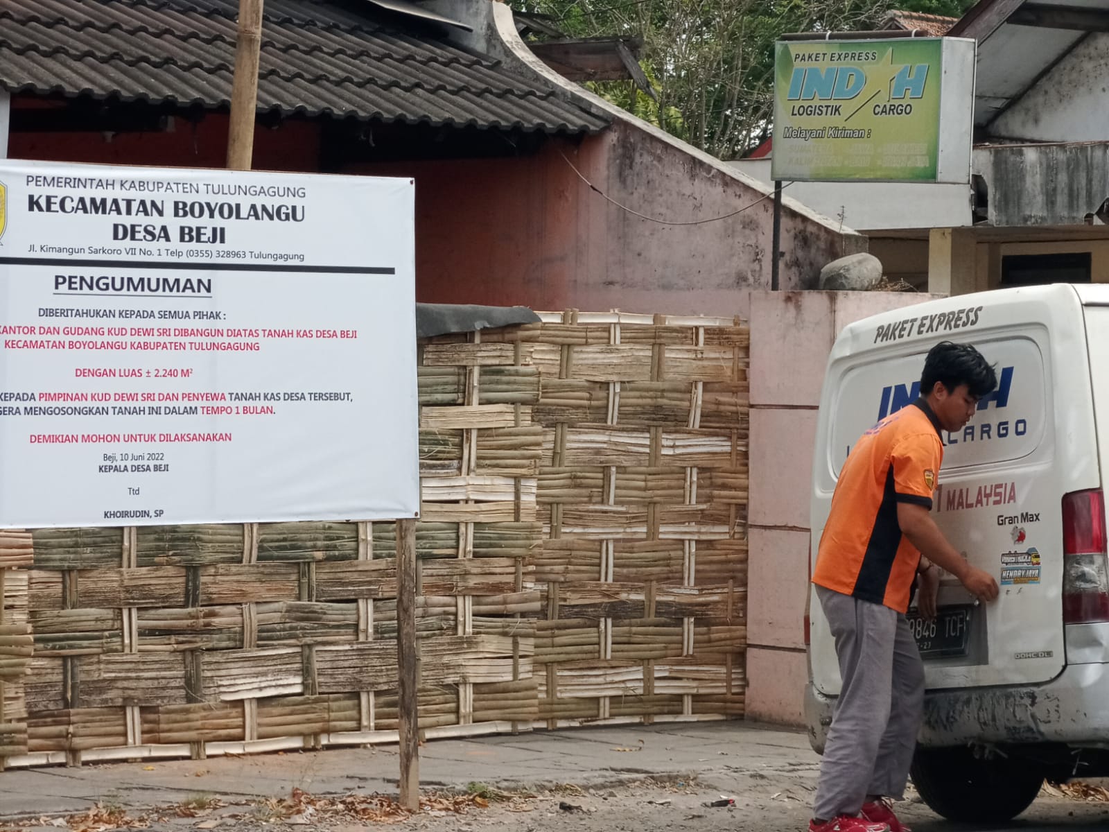Warga Desa Beji Kecamatan Boyolangu menutup akses masuk ke komplek KUD Dewi Sri di Jalan Ki Mangun Sarkoro, Desa Beji