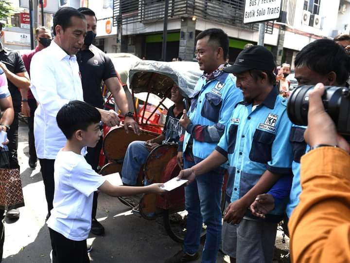 Presiden Joko Widodo didampingi Ibu Iriana Joko Widodo mengunjungi sejumlah pasar pada Minggu, 9 April 2023