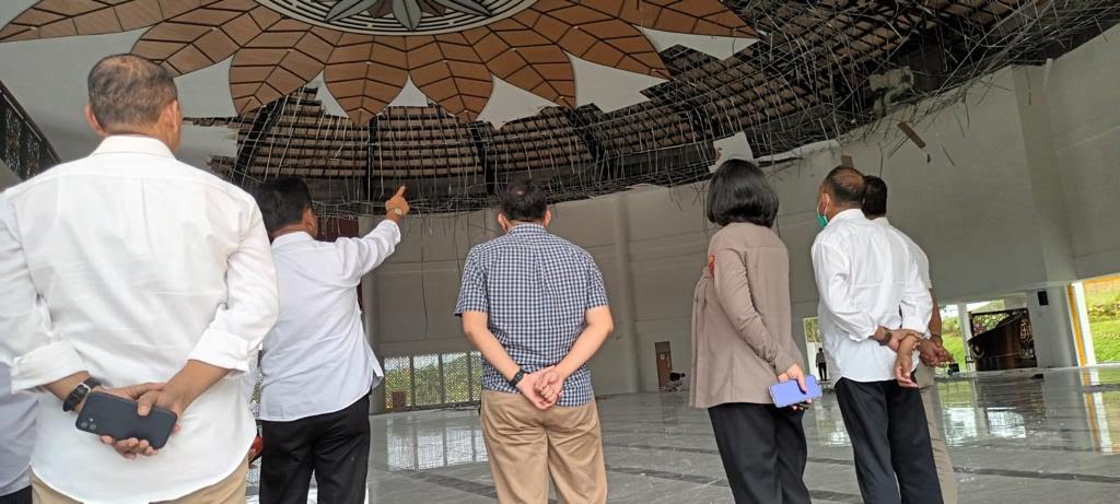 Ditreskrimsus Polda Kepri melakukan pengecekan ambruknya Plafon Masjid Tanjak, Kamis (8/9/2022)