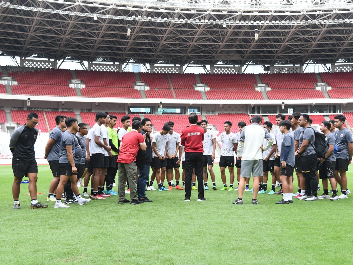 Presiden Joko Widodo menemui para pemain tim nasional (timnas) sepak bola Indonesia U-20 di Stadion Utama Gelora Bung Karno, Jakarta, pada Sabtu, 1 April 2023