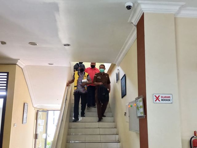 Haryono (rompi kuning) saat hendak dibawa ke rumah tahanan Pengadilan Tinggi Surabaya