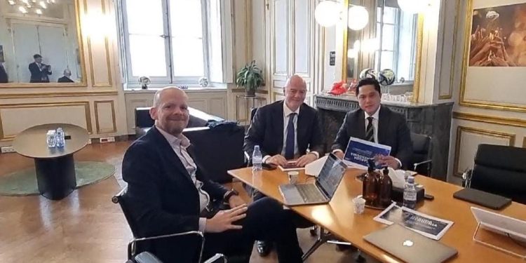 Ketua Umum PSSI Erick Thohir saat bertemu Gianni Infantino, Presiden FIFA