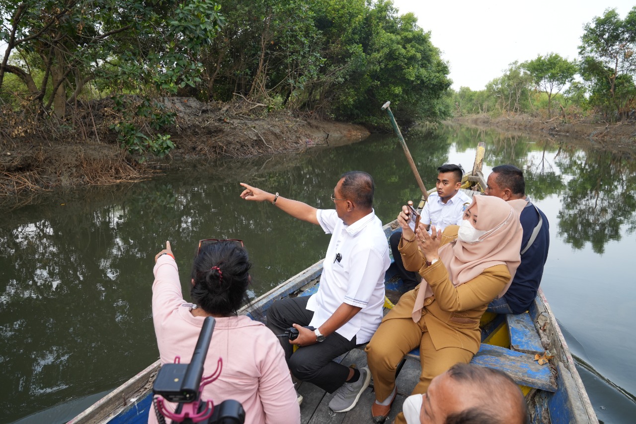 Wakil Walikota Surabaya Armuji melihat normalisasi yang dilakukan secara sembrono oleh Dinas Sumber Daya Air dan Bina Marga (DSDABM) Surabaya di sungai kawasan Mangrove Wonorejo