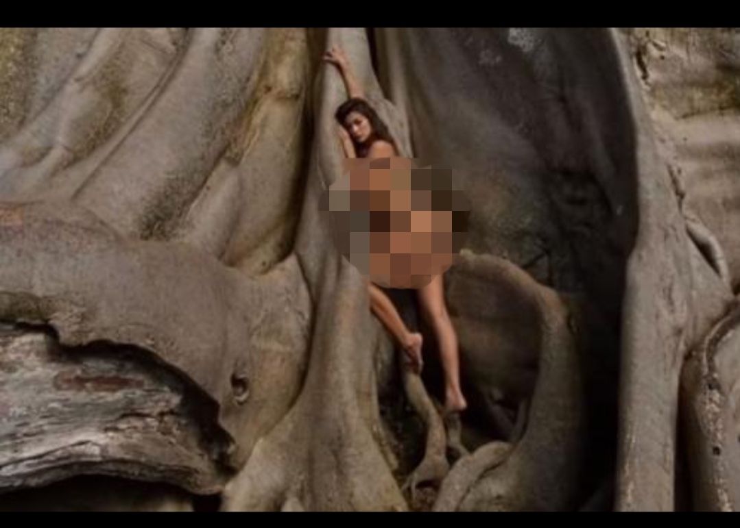 Foto Viral Influencer Rusia Foto Bugil di Pohon Keramat di Bali