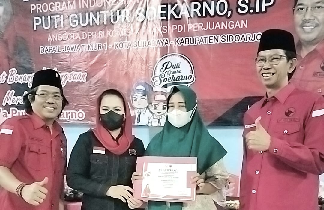Ki-ka : Budi Leksono (Anggota DPRD Kota Surabaya), Puti G. Soekarno Putri (Anggota DPR RI) dan Adi Sutarwijono (Ketua DPRD Kota Surabaya) memberikan Program Indonesia Pintar