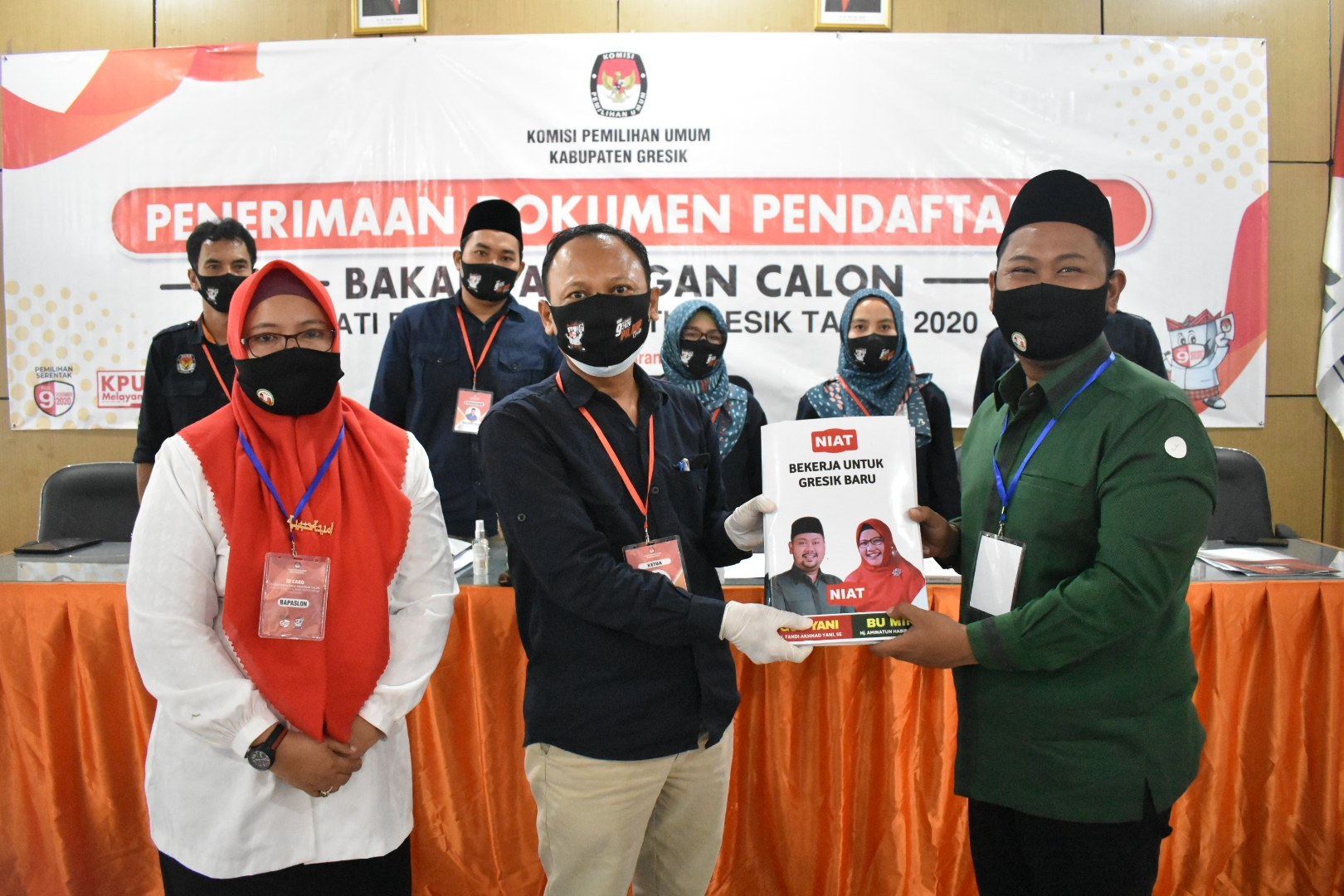 DAFTAR: Ketua KPU Gresik Ahmad Roni saat menerima berkas pendaftaran pasangan NIAT, beberapa waktu lalu.