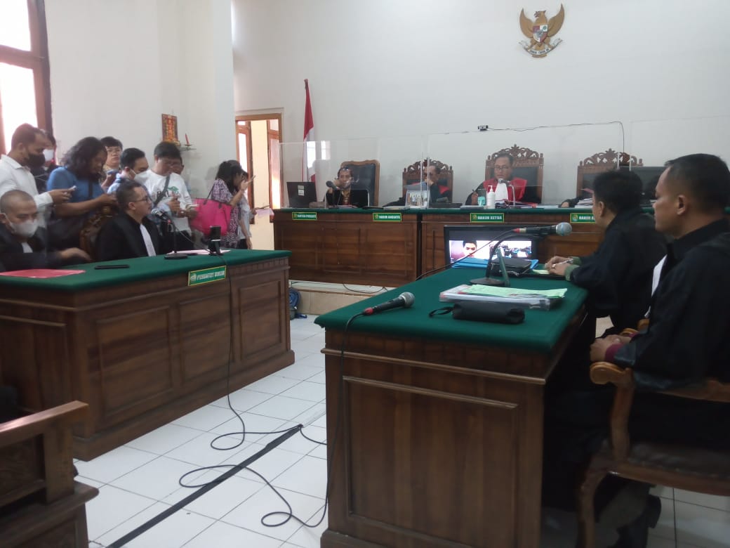 Sidang pokok perkara dengan ageda pembacaan surat dakwaan di Pengadilan Negeri (PN) Surabaya