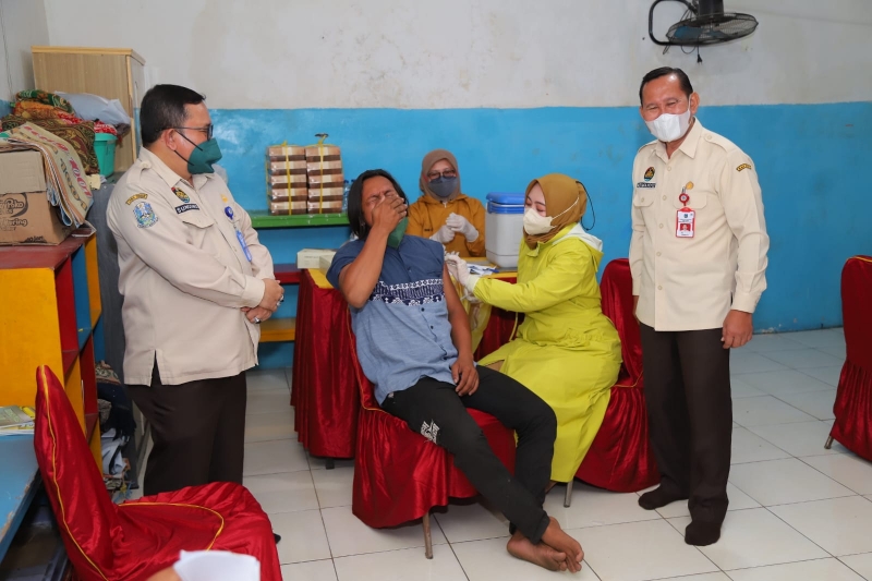 Tim yang diterjunkan Gubernur Khofifah untuk jemput bola melaksanakan vaksinasi bagi warga yang mayoritas bekerja sebagai pemulung dan pengamen jalanan dosis kedua.