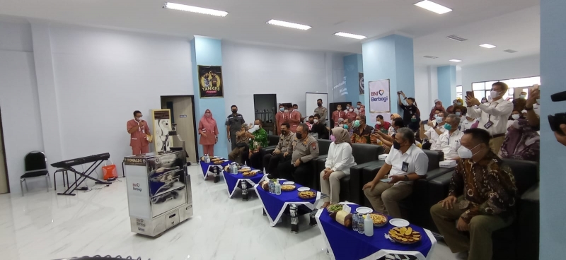 Rumah Sakit Bhayangkara Lumajang menerima bantuan mesin robot dengan nama Ronaldo (Robot Nangkal Covid Omicron)