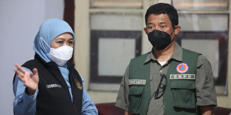 Gubernur Jatim Khofifah Indar Parawansa dan Kepala BNPB Letjen TNI Suharyanto.