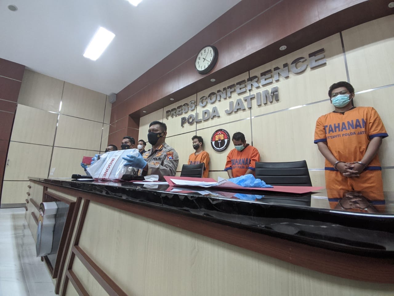 Empat pelaku saat diinterogasi Kabid Humas Polda Jatim Kombes Gatot dalam konferensi pers, Senin (7/6/2021).