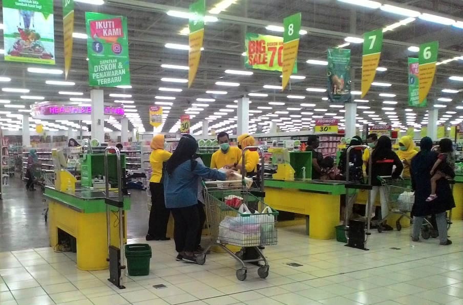 Suasana antrian di kasir, para karyawan Giant Waru saat melayani pengunjung