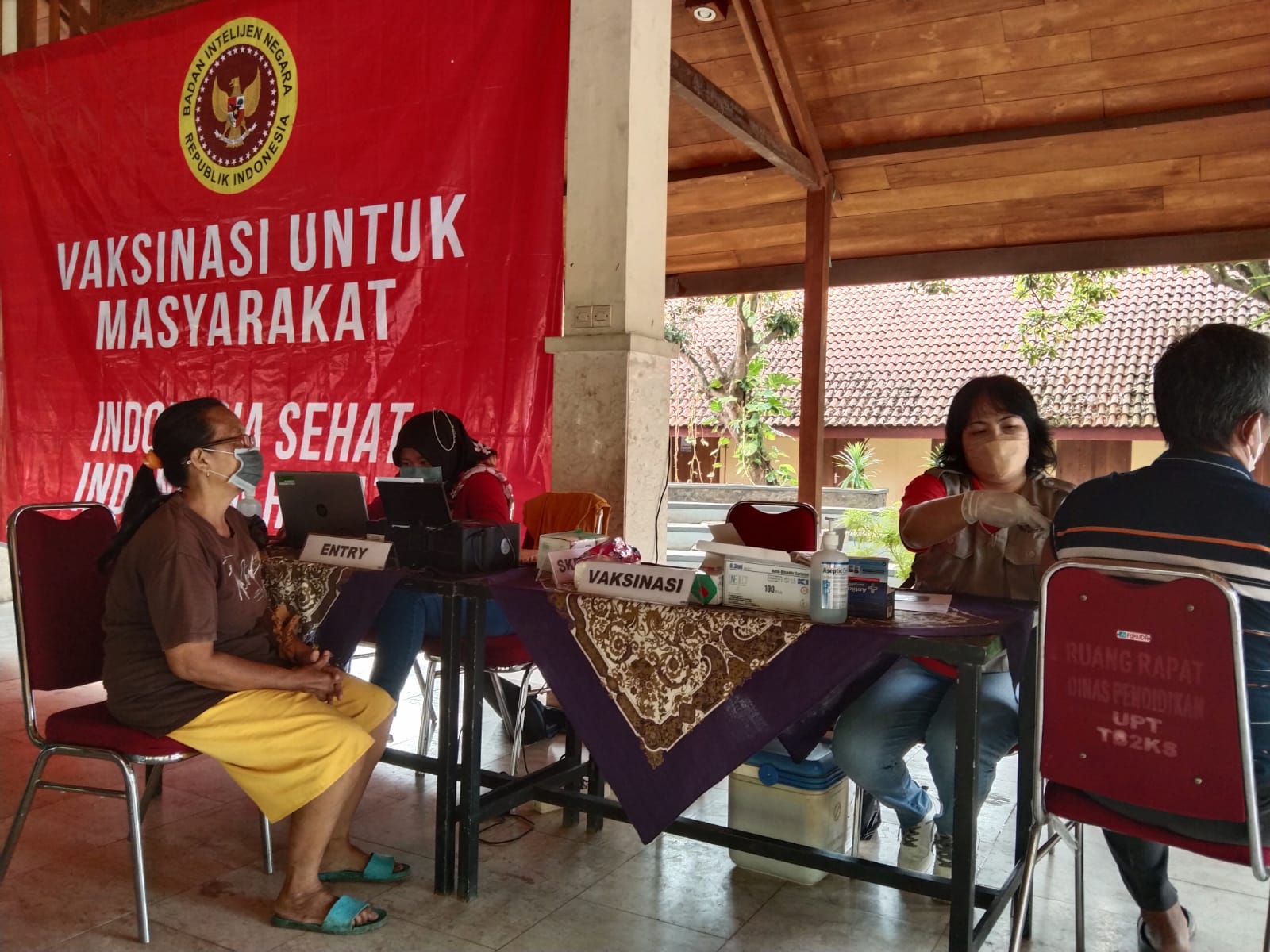 Warga saat ikuti kegiatan vaksinasi covid-19