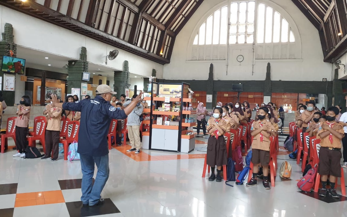 Kegiatan Surabaya Mendongeng kepada 60 siswa SDN Tembok Dukuh IV dan SD Bina Karya Surabaya