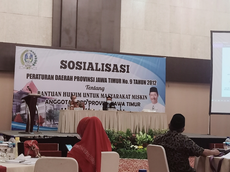 Anggota DPRD Jatim, Hartoyo saat sosialisasi perda bantuan hukum masyarakat miskin di Surabaya. (JNR)