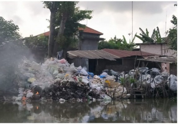 Bantaran Kali Surabaya yang banyak tedapat tumpukan sampah. (Garda Lingkungan)
