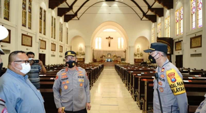 Kapolrestabes Surabaya bersama jajarannya memantau persiapan gereja dan stasiun KA. (Humas Polrestabes Surabaya)