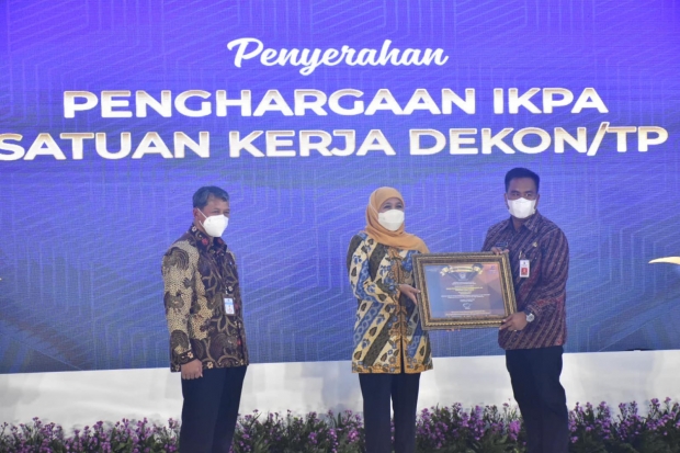 Gubernur Jawa Timur, Khofifah Indar Parawansa menyerahkan secara simbolis DIPA Tahun Anggaran (TA) 2022 kepada 38 kabupaten/kota se - Jawa Timur di Gedung Negara Grahadi, Surabaya.
