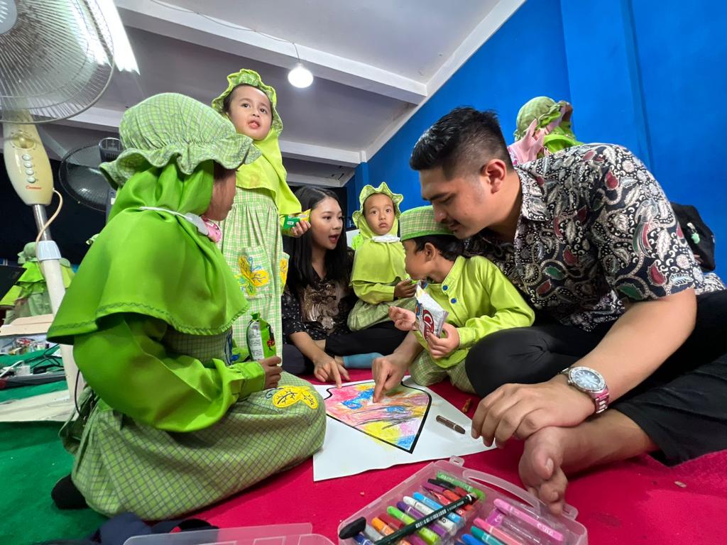 Cak Ning Suroboyo mengadakan giat mendongeng di hadapan 50 anak didik TK dan PAUD yang ada di Kecamatan Karang Pilang, Surabaya