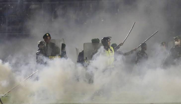 Tragedi memilukan kembali mewarnai sepak bola tanah air. Kerusuhan hingga menelan korban jiwa terjadi usai laga yang dimenangkan oleh Persebaya Surabaya ketika melawat ke Stadion Kanjuruhan, Malang, Sabtu (1/10/2022) melawan Arema FC.
