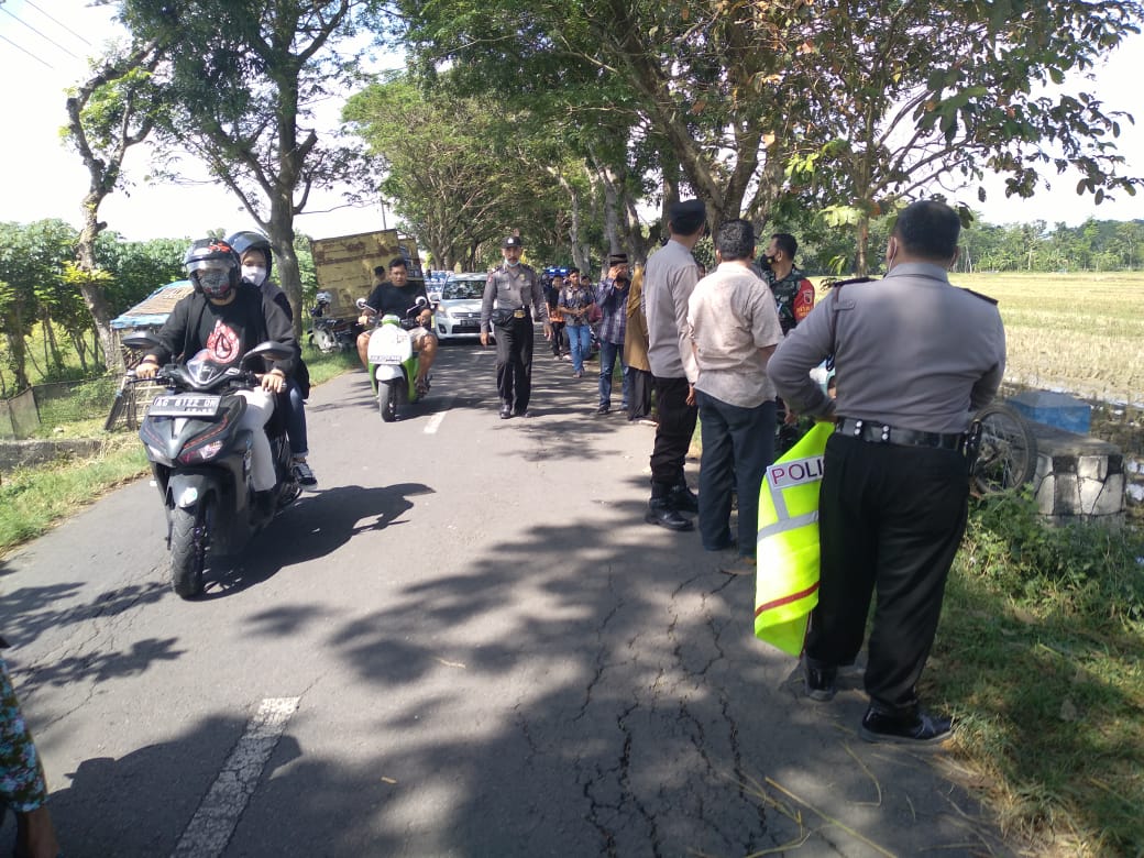 Proses evakuasi korban Seorang siswa SD pengendara sepeda angin meninggal dunia di jalan, Senin (9/5/22) sekira pukul 09.30.