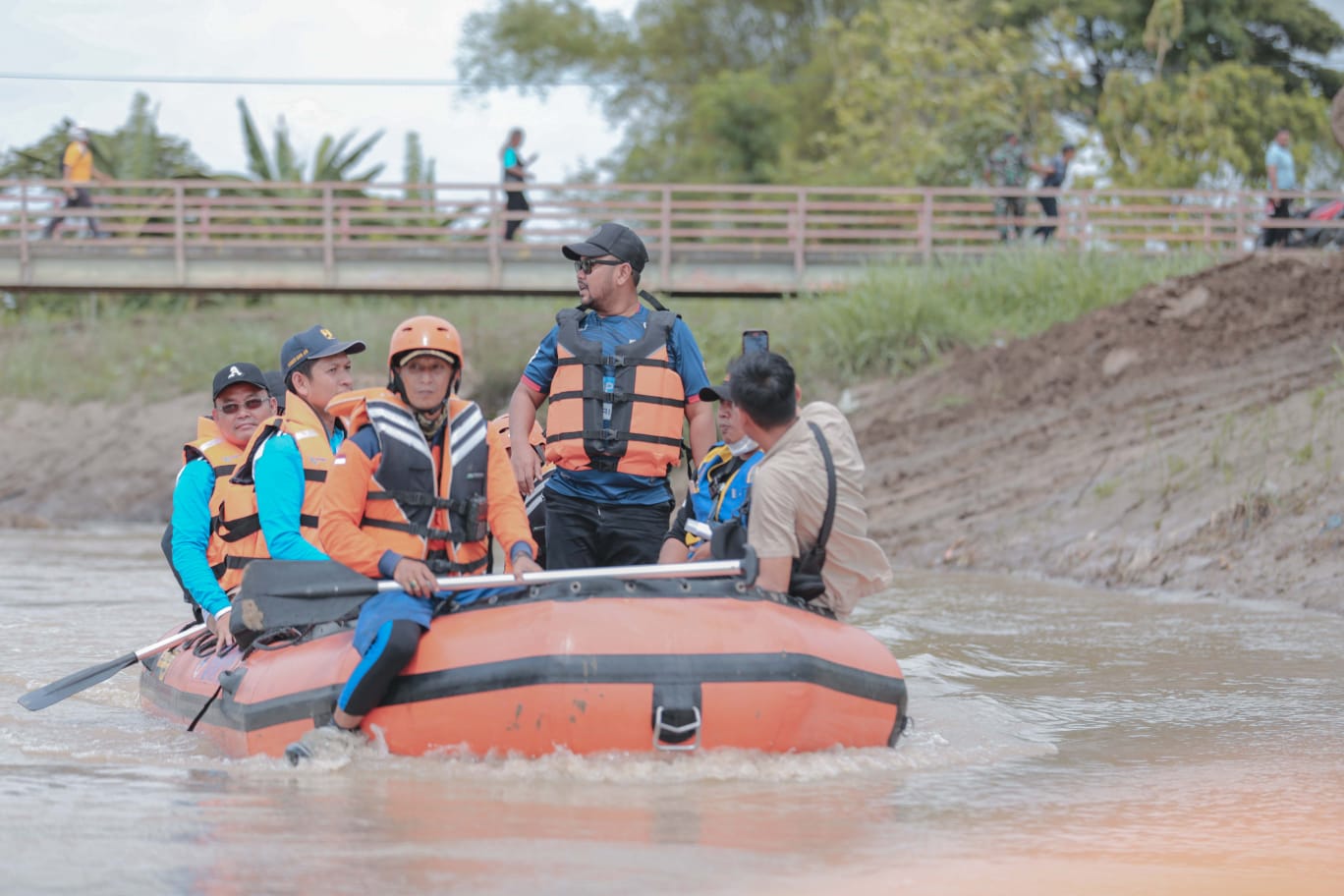 Bupati Gresik H. Fandi Akhmad Yani bersama Kepala Dinas PUTR, Kepala Pelaksana BPBD Gresik dan Balai Besar Wilayah Sungai (BBWS) Bengawan Solo hari ini, Jumat (21/10/2022) melakukan peninjauan dengan menyusuri sungai