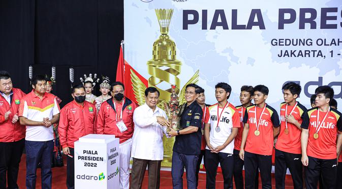 Tim bulu tangkis Jawa Tengah memastikan diri sebagai juara umum dan meraih trofi bergilir Piala Presiden untuk kali pertama. Piala Presiden 2022 berlangsung di GOR Nanggala, Cijantung, Jakarta Timur, 1-6 Agustus. (foto: PBSI)
