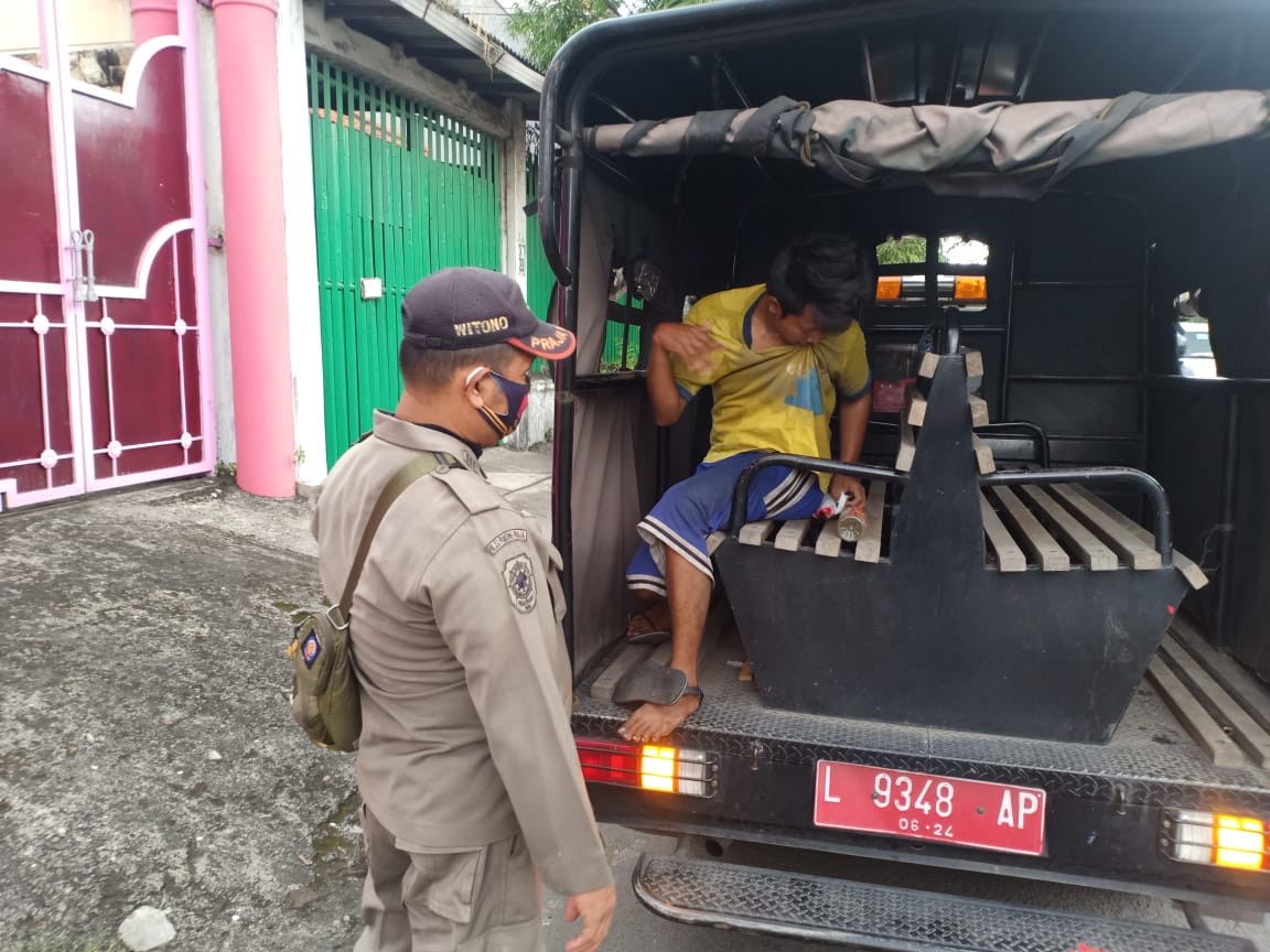 Pengemis yang berpura-pura cacat untuk mendapat iba dari pengguna jalan saat diamankan Petugas Satpol PP, Selasa (23/3/2021). (Istimewa)