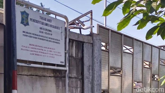 Gudang penyimpanan barang sitaan Satpol PP Surabaya di Jalan Tanjung Sari.