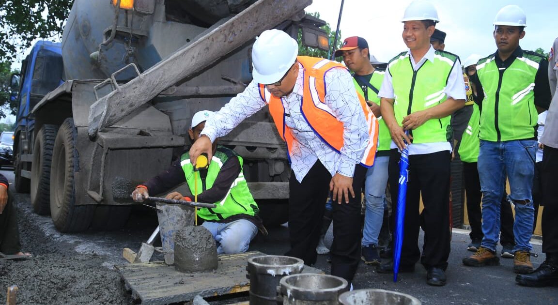 Wakil Bupati Probolinggo, Timbul Prihanjoko memantau langsung proses pemeliharaan jalan Tambakrejo - Tongas 