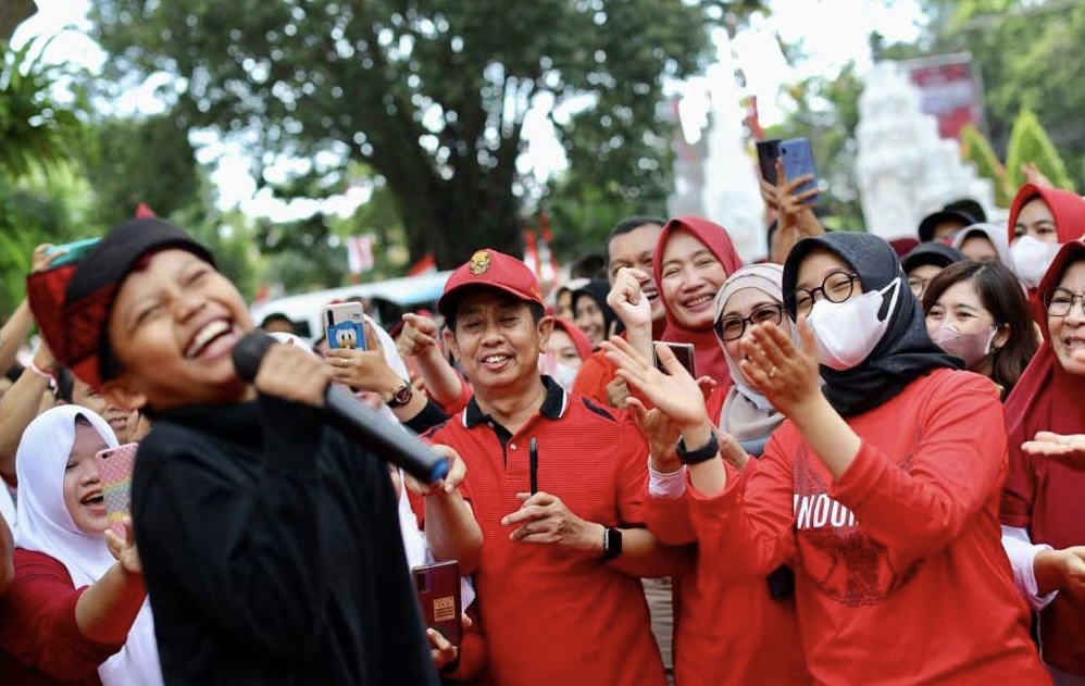 Bupati Banyuwangi, Ipuk Fiestiandani, menemui Farel di halaman Pemkab Banyuwangi, disaksikan para pegawai Pemkab Banyuwangi yang sedang menggelar Program Menyemarakkan Peringatan Kemerdekaan