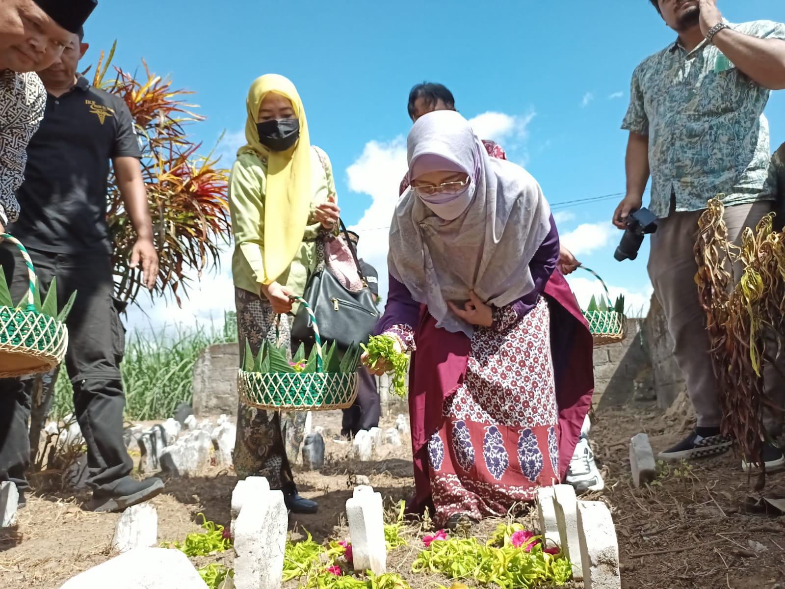 Wakil Direktur Pelayanan RSUD dr. Iskak Tulungagung, Zumrotul Aini saat menaburkan bunga di makam orang tak dikenal