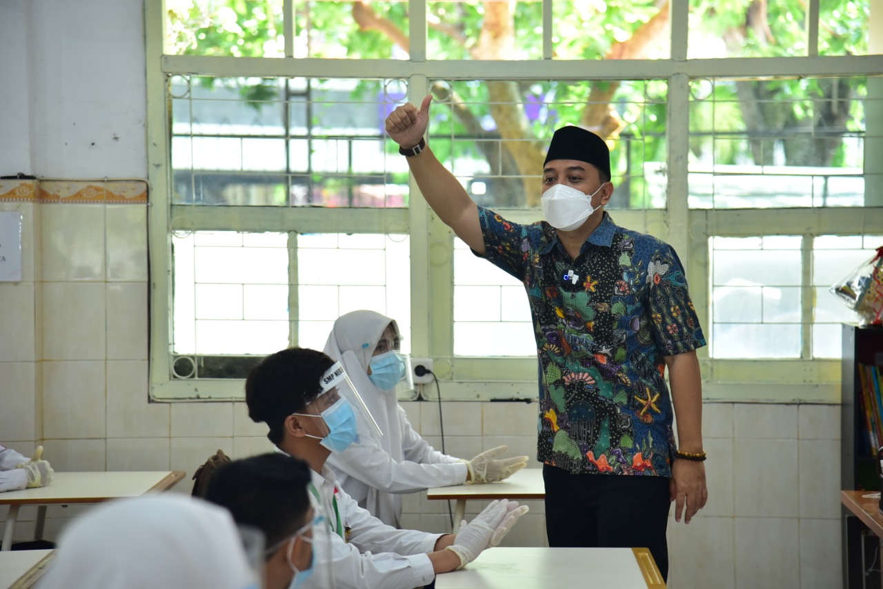 Wali Kota Surabaya Eri Cahyadi saat menjadi guru tamu