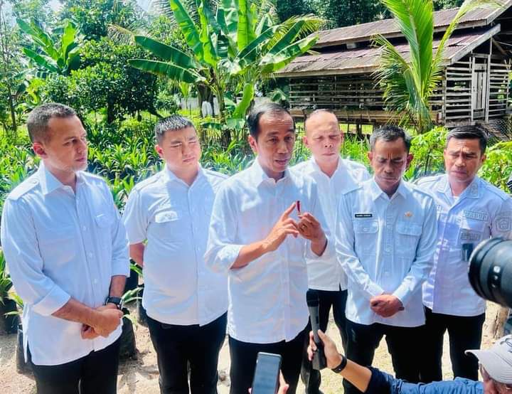 Presiden dalam keterangannya di SMK PPN 1 Kualuh Selatan, Kabupaten Labuhanbatu Utara, Provinsi Sumatra Utara, Rabu, 17 Mei 2023