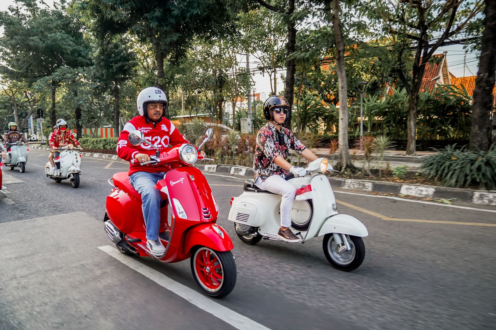 Wakil Walikota Surabaya Armuji bersama Ratusan Pecinta Vespa Merah Putih Membelah jalanan surabaya