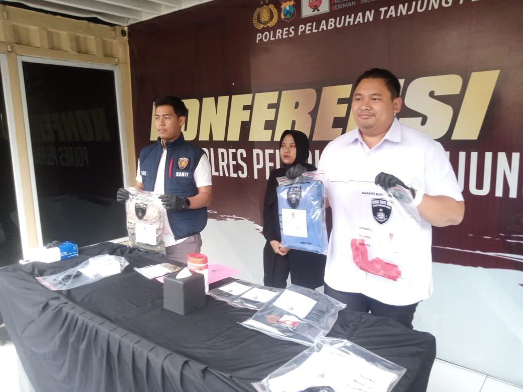 Kapolres Pelabuhan Tanjung Perak AKBP Herlina melalui Kasatreskrim AKP Arief Rizky Wicaksana menjelaskan terkait pembunuhan gudang peluru di Jalan Kedung Mangu Timur Gang 3 no 13 Surabaya 