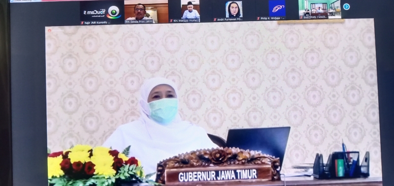 Gubernur Jawa Timur, Khofifah Indar Parawansa saat memimpin rapat Koordinasi Pelaksanaan PPKM Darurat dengan Forkopimda dan tokoh agama secara virtual.