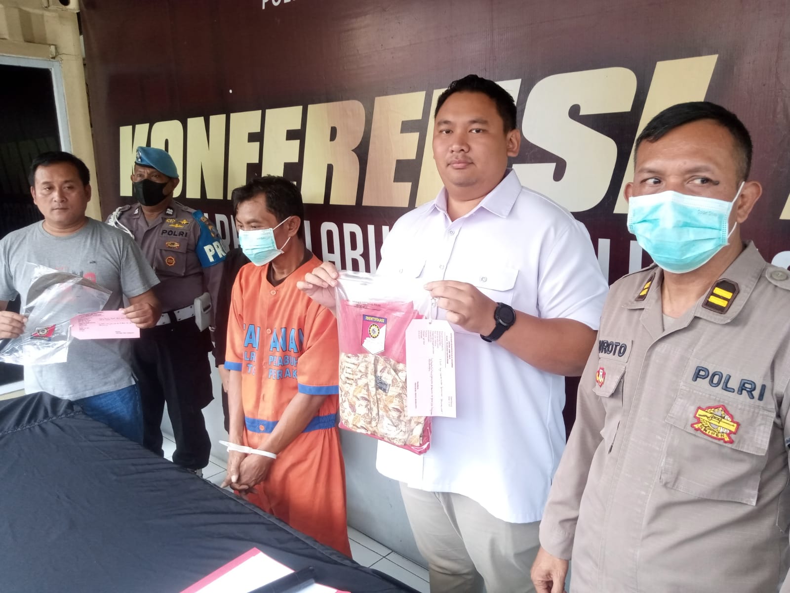 Gelar rilis dihalaman Polres Pelabuhan Tanjung Perak, Selasa (09/05/23)