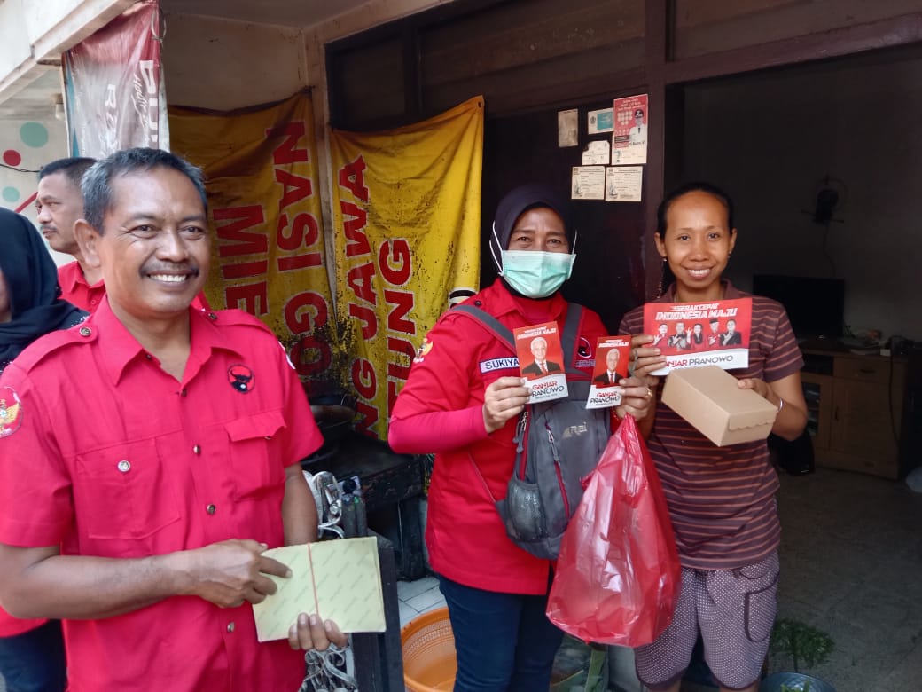PAC PDI Perjuangan Kecamatan Krembangan berkeliling kampanye cegah stunting serta menempelkan stiker Ganjar Pranowo
