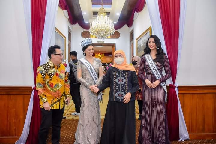Gubernur Jawa Timur, Khofifah Indar Parawansa, saat menerima kunjungan Runner-Up 2 Putri Indonesia 2022 sekaligus Putri Indonesia Pariwisata 2022, Adinda Chreseilla, di Gedung Negara Grahadi. (Dok : Lensa Jatim)