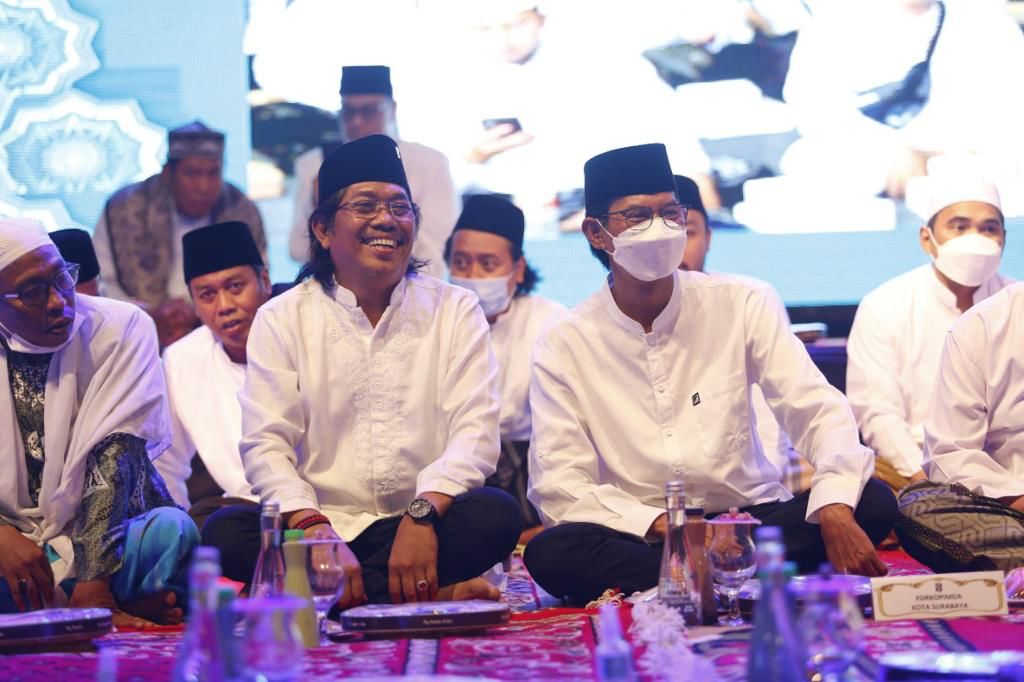 Anggota DPRD Surabaya dari Fraksi PDI Perjuangan, H. Budi Leksono, dan Ketua DPRD Surabaya Adi Sutarwijono difoto di panggung, sebelum mengikuti istighosah dalam rangka Hari Jadi Kota Surabaya ke-729, di halaman Tugu Pahlawan, Minggu (29/5/2022) malam.