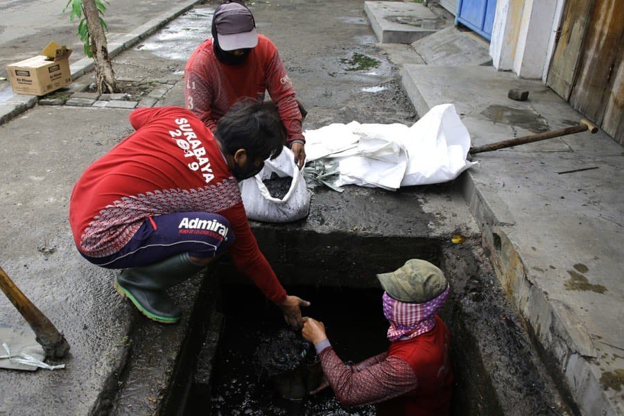 Petugas Dinas Sumber Daya Air dan Bina Marga (DSDABM) Kota Surabaya membersihkan saluran air dari menumpuknya sampah