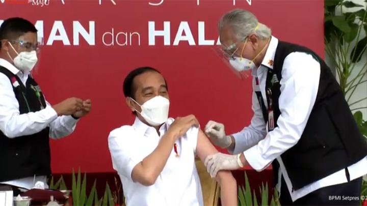 Jokowi disuntik vaksin Sinovac di Istana Merdeka bersama sejumlah menteri dan pejabat lainnya.